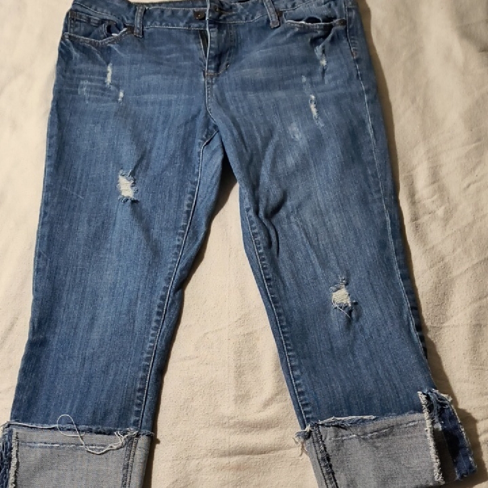 Apt. 9 Women's Cropped Distressed Blue Jeans